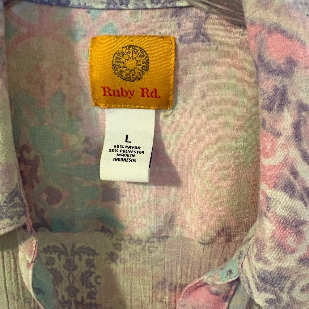 Spring Pastel Button-Up Top - Picture 4 of 6